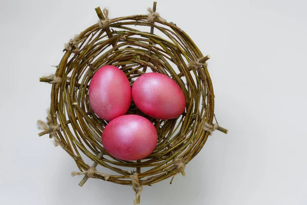 Renkli yumurtadan Paskalyaya. KAPALI Pembe Yumurtalar