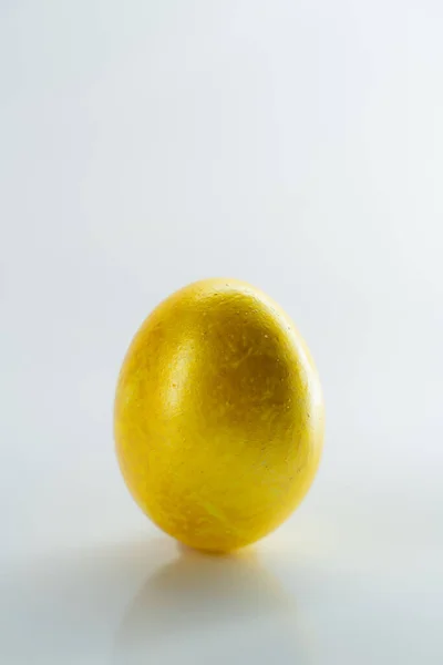 Beyaz arka planda altın paskalya yumurtası. Paskalya süsü. renkli yumurtalar.