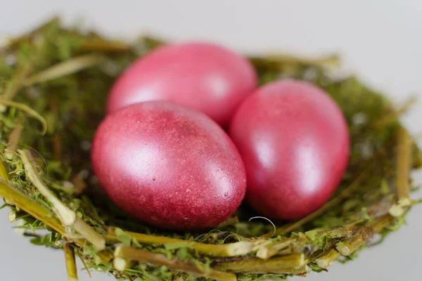 Renkli yumurtadan Paskalyaya. KAPALI Pembe Yumurtalar