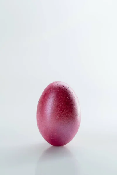 Beyaz arka planda pembe paskalya yumurtası. Paskalya süsü. renkli yumurtalar.