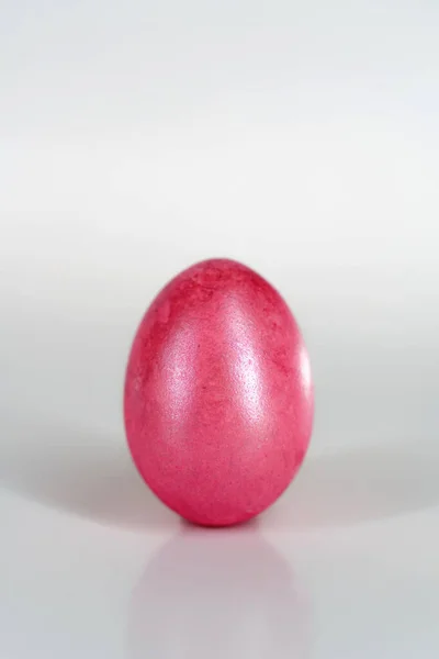 Beyaz arka planda pembe paskalya yumurtası. Paskalya süsü. renkli yumurtalar.