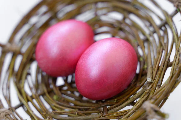 Roze Paaseieren Een Witte Achtergrond Pasen Decoratie Gekleurde Eieren Rechtenvrije Stockafbeeldingen