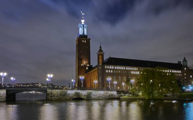 Stockholm Belediyesi, Stockholm 'deki Kungsholmen' de yer alıyor. Burası Stockholm şehir yönetimi ama aynı zamanda güzel bir parti salonu var Mavi Salon. Nobel ödülü her yıl Mavi Salon 'da veriliyor..