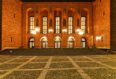 Stockholm Belediyesi, Stockholm 'deki Kungsholmen' de yer alıyor. Burası Stockholm şehir yönetimi ama aynı zamanda güzel bir parti salonu var Mavi Salon. Nobel ödülü her yıl Mavi Salon 'da veriliyor..