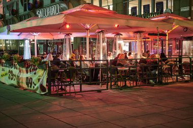 Corona krizi sırasında, Stockholm 'deki çoğu restoranın açık kuralları vardır ve bu cumartesi gecesi masalarla gruplar arasında daha iyi bir mesafe vardır..
