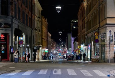 Stockholm sokaklarında, bu cumartesi akşamı hala bir grup insan toplanıyor..