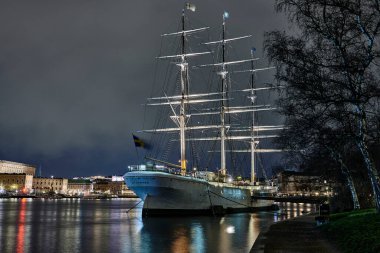 Üç direkli yelkenli gemi Af Chapman eski bir okul gemisi Stockholm 'deki Skeppsholmen adasında demirlemiş durumda.