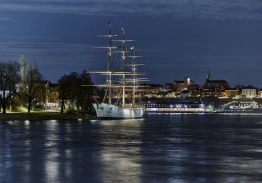 Üç direkli yelkenli gemi Af Chapman eski bir okul gemisi Stockholm 'deki Skeppsholmen adasında demirlemiş durumda.
