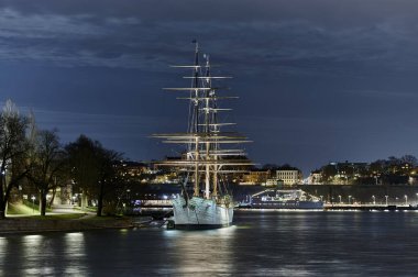 Üç direkli yelkenli gemi Af Chapman eski bir okul gemisi Stockholm 'deki Skeppsholmen adasında demirlemiş durumda.