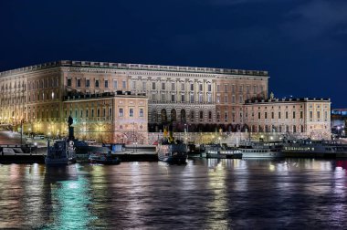 Stockholm Kalesi aynı zamanda Kraliyet Sarayı olarak da bilinir ve İsveç Kralı 'nın ikamet ettiği yerdir..