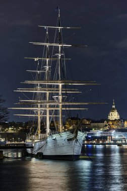 Üç direkli yelkenli gemi Af Chapman eski bir okul gemisi Stockholm 'deki Skeppsholmen adasında demirlemiş durumda.