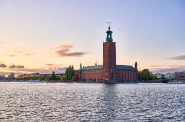 Stockholm Belediyesi, Stockholm 'deki Kungsholmen' de yer alıyor. Burası Stockholm şehir yönetimi ama aynı zamanda güzel bir parti salonu var Mavi Salon. Nobel ödülü her yıl Mavi Salon 'da veriliyor..