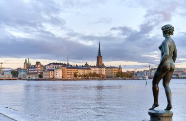 Stockholm 'de Stadshusparken' den Riddarholmen görüldü.
