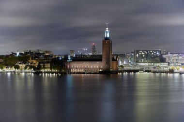 Stockholm Belediyesi, Stockholm 'deki Kungsholmen' de yer alıyor. Burası Stockholm şehir yönetimi ama aynı zamanda güzel bir parti salonu var Mavi Salon. Nobel ödülü her yıl Mavi Salon 'da veriliyor..