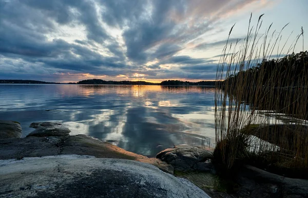 Kolorowy Zachód Słońca Nad Torsbyfjorden Varmdo Archipelagu Sztokholmskim — Zdjęcie stockowe