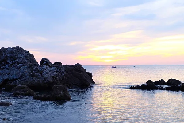 Denizde renkli gökyüzü günbatımı kızdırma.