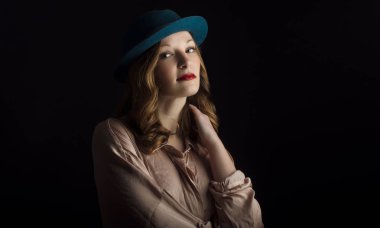 Genç model mavi şapka ile. Studio moda portre. Siyah artalanları üzerinde güzel kadın