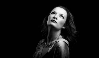 Klasik kadın portre. Şehvetli kadın fotoğrafı siyah-beyaz