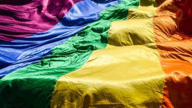 Gökkuşağı bayrağı arka plan olarak. LGBT