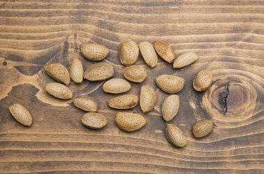 Tahta masadaki bademler