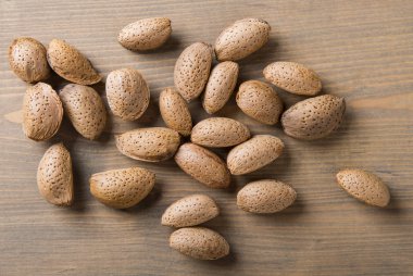 Tahta masadaki bademler