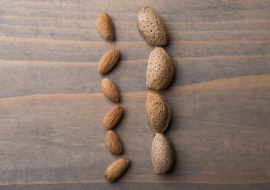 Tahta masadaki bademler