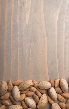 Ahşap zemin üzerindeki bademler