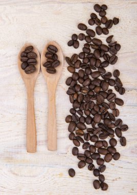Tahta kaşık kahve çekirdekleri