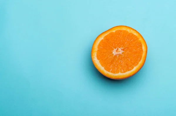 Setengah Oranye Dengan Latar Belakang Biru Stok Foto