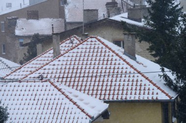 Evin çatısında kar var.