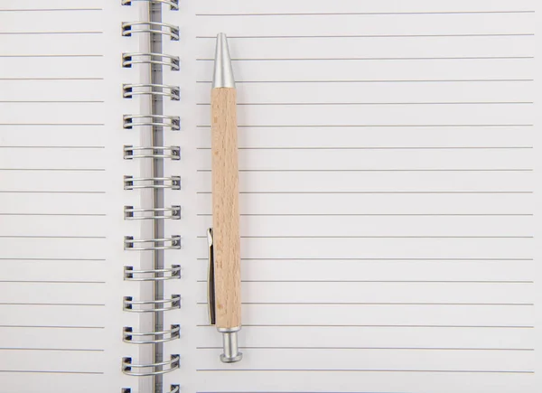 Geopende Kladblok Met Houten Pen — Stockfoto