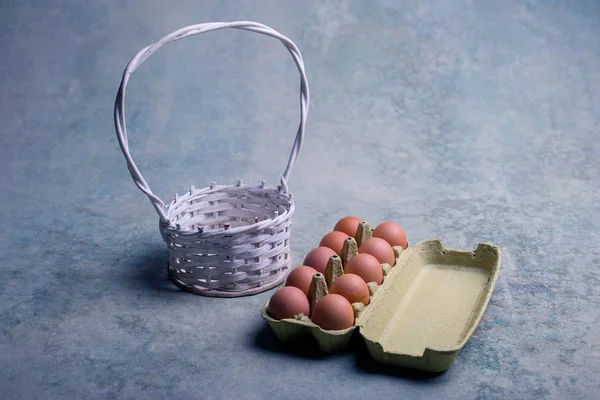 Una Caja Una Docena Huevos Frescos Canasta Blanca — Foto de Stock