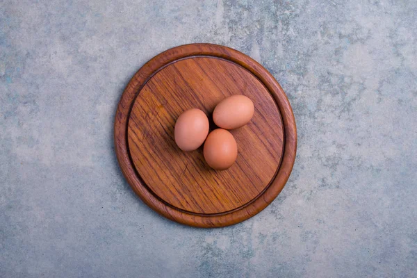 Tres Huevos Pollo Una Tabla Madera — Foto de Stock