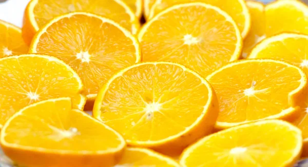 Leckere frische Orangenscheiben für eine festliche Tafel — Stockfoto