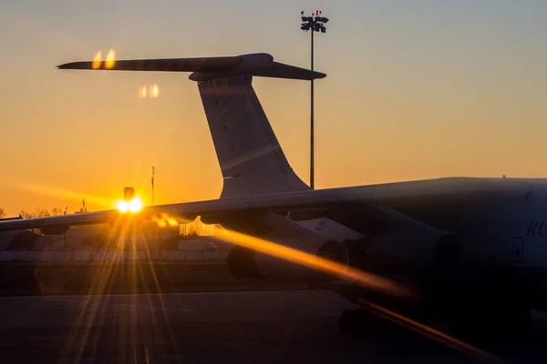 Ogon samolotu na tle wschodzącego słońca — Zdjęcie stockowe