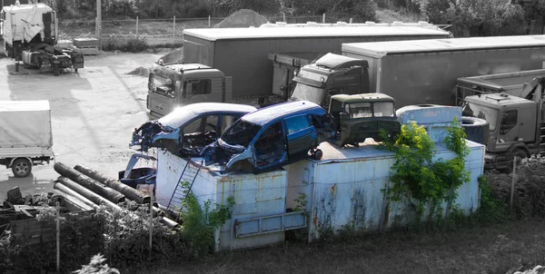 Aparcamiento abandonado y cementerio de coches desmontados en el r —  Fotos de Stock