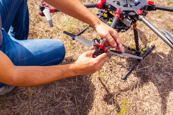 El proceso de creación de un helicóptero antes del vuelo . —  Fotos de Stock