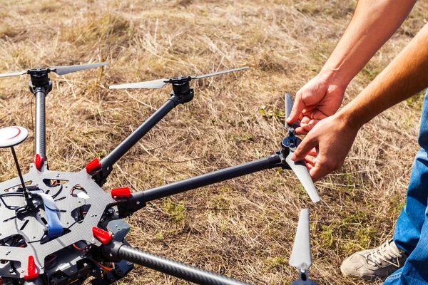 Bir helikopter uçuş öncesi kurma işlemi.