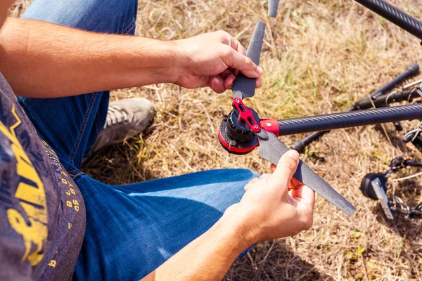 El proceso de creación de un helicóptero antes del vuelo . —  Fotos de Stock