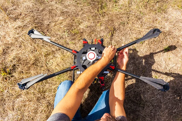 Proces instalace helikoptéra před letem. — Stock fotografie