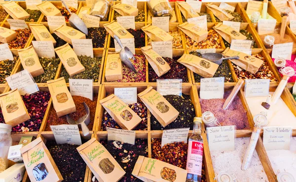 Bulk geurige thee op de markt in Nice. — Stockfoto