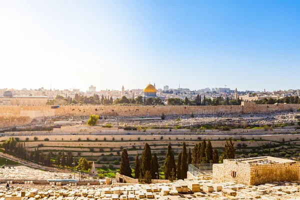 Monte de los Olivos y el antiguo cementerio judío en Jerusalén, Israel — Foto de Stock