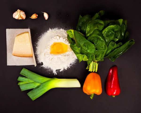 Ingredients for cooking quiche on a dark background, top view — Stock Photo, Image