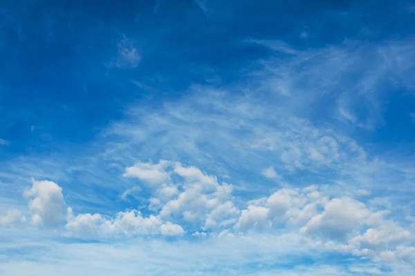 Modrá obloha s air bílé mraky. — Stock fotografie