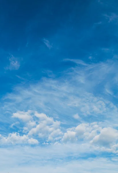 Blauer Himmel mit luftweißen Wolken. — Stockfoto