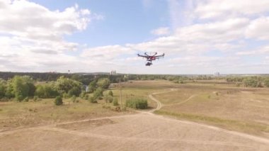 Helikopter İHA - hava video çekim sekiz pervane oktocopter üzerinde uçan robot.
