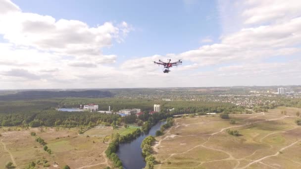 Helikopter İHA - hava video çekim sekiz pervane oktocopter üzerinde uçan robot. — Stok video