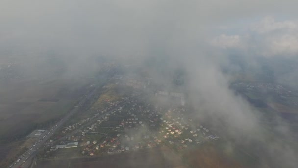 Tiro aéreo de um subúrbio, a estrada principal, a floresta nas nuvens. 360 graus giratória . — Vídeo de Stock
