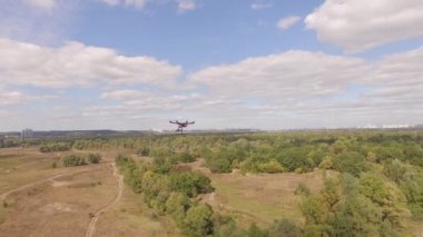 Helikopter İHA - hava video çekim sekiz pervane oktocopter üzerinde uçan robot.