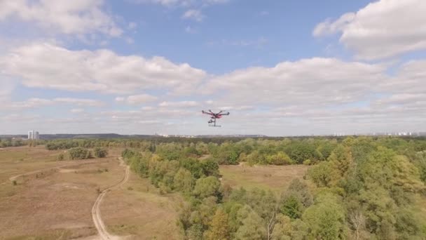 Drone helicóptero UAV - tiro de vídeo aéreo voando em oito hélices oktocopter . — Vídeo de Stock